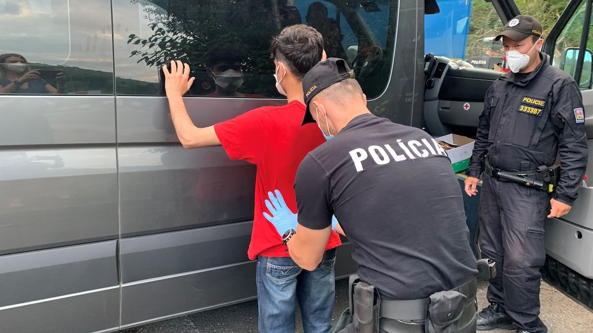 Policisté předali devět migrantů zpět na Slovensko, řidiče čeká soud
